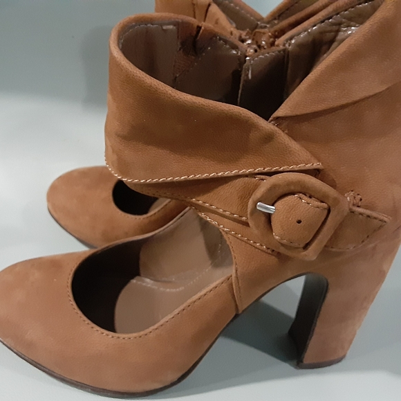 B Makovsky heels in a size 6 M - Picture 2 of 10